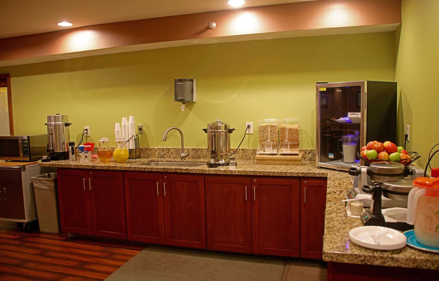 Americas Best Value Inn Suites Anchorage Airport 6/39