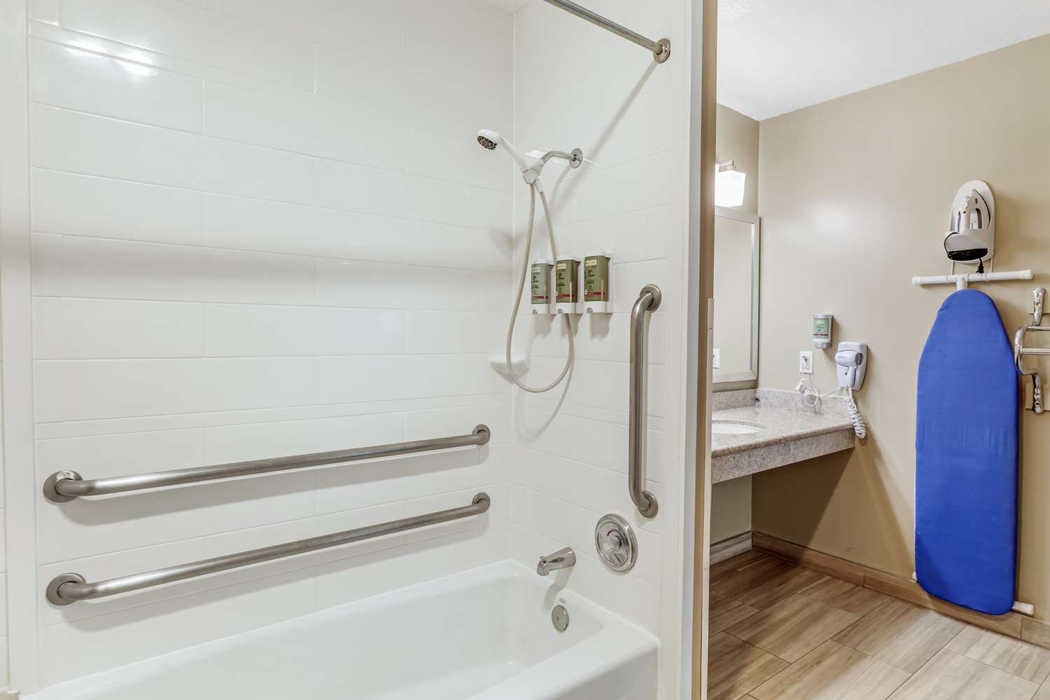 Best Western China Lake Inn 24/24