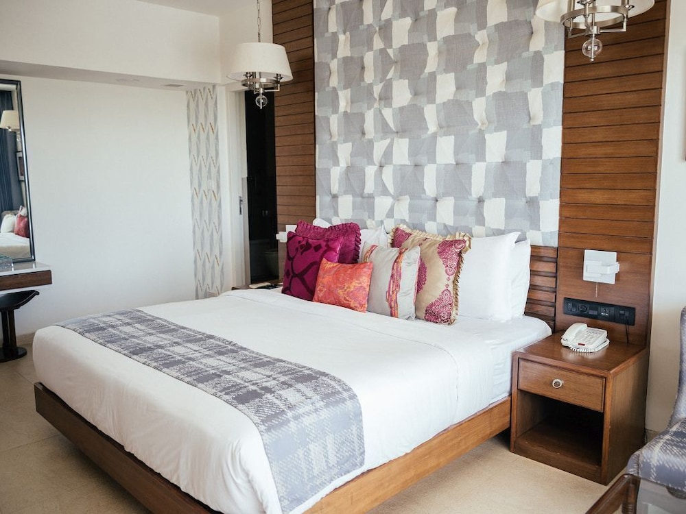Acron Waterfront Resort 25/80