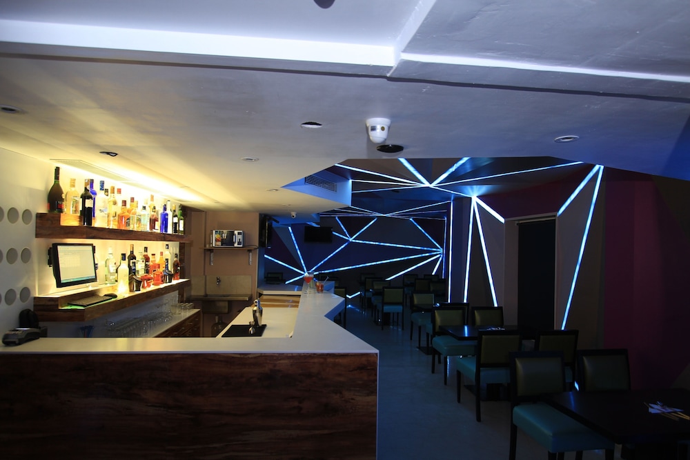 La Woods Hotel 6/50
