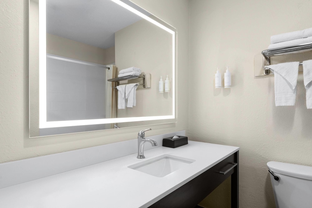 Super 8 by Wyndham New Orleans 41/43