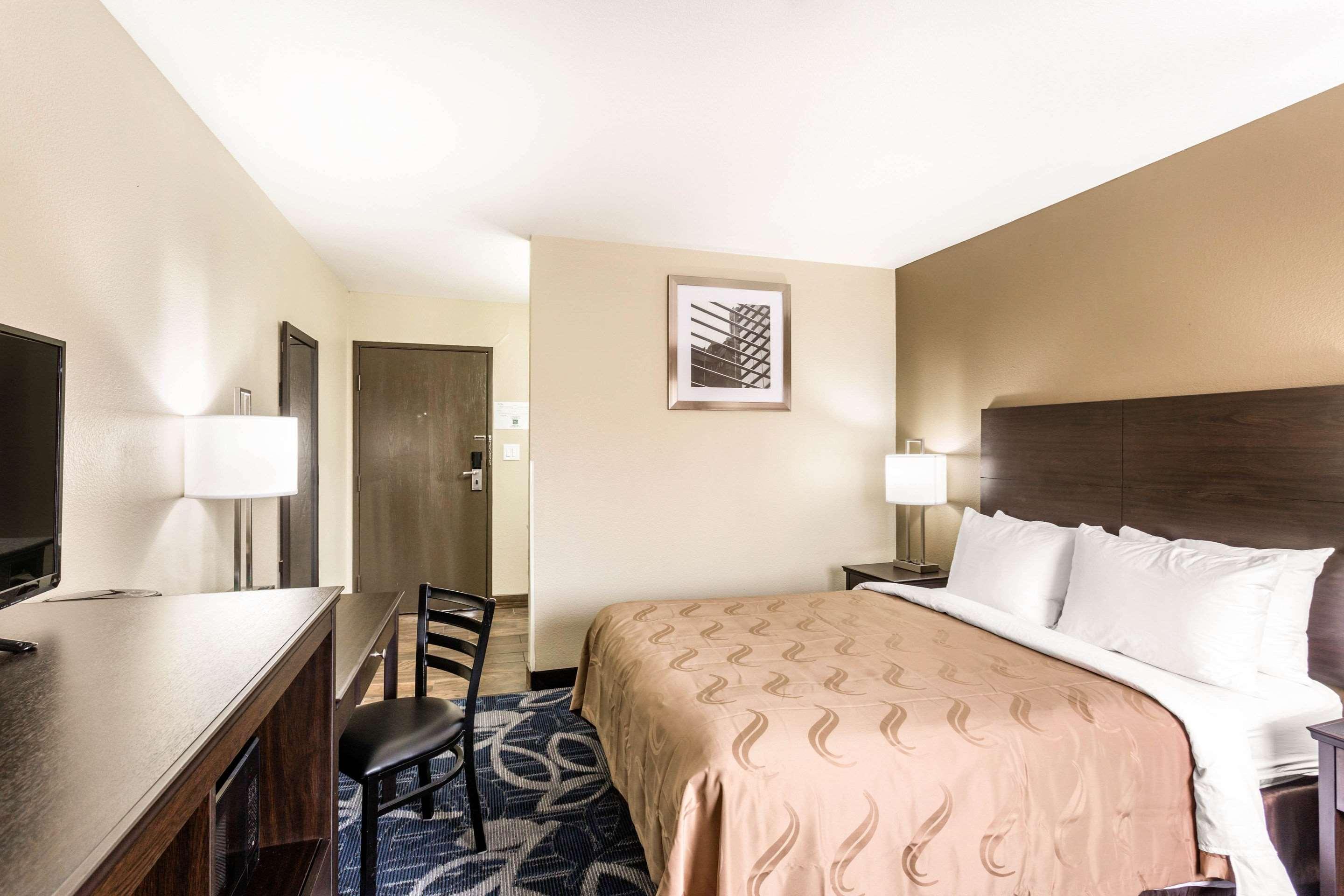 ROOM, QUEEN BED
