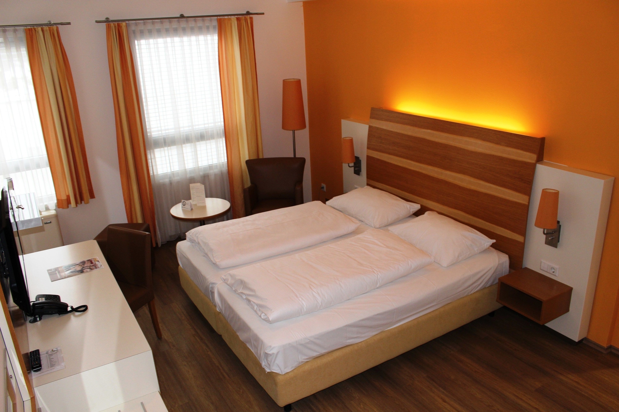 DELUXE, DOUBLE OR TWIN BED