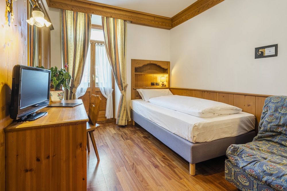 ROOM, SINGLE