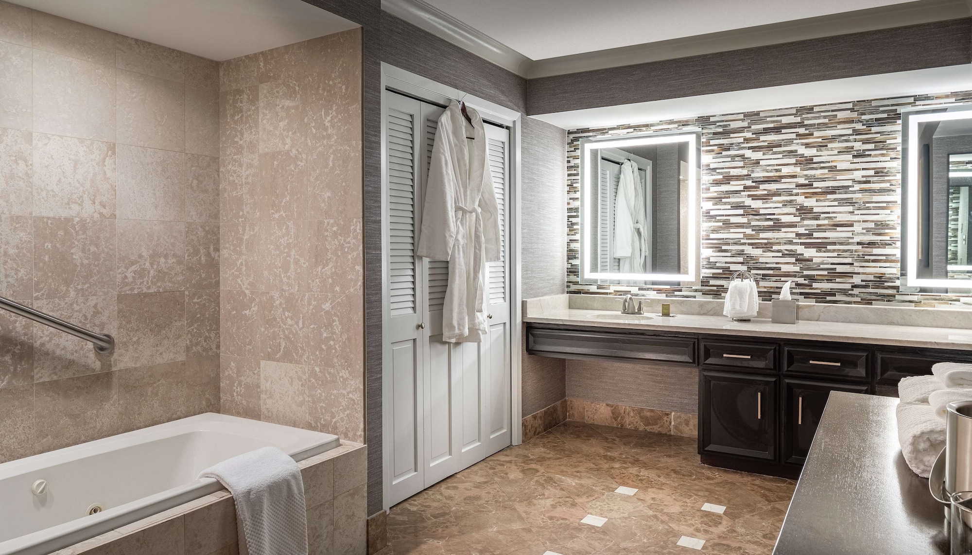 جناح بسرير كينج، DoubleTree by Hilton Hotel Dallas Near the Galleria 4/5
