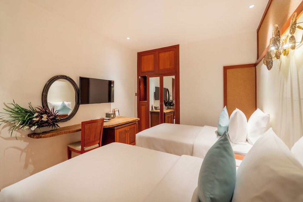 Deluxe, King Bed, No Window, A&Em Art Hotel 4/10
