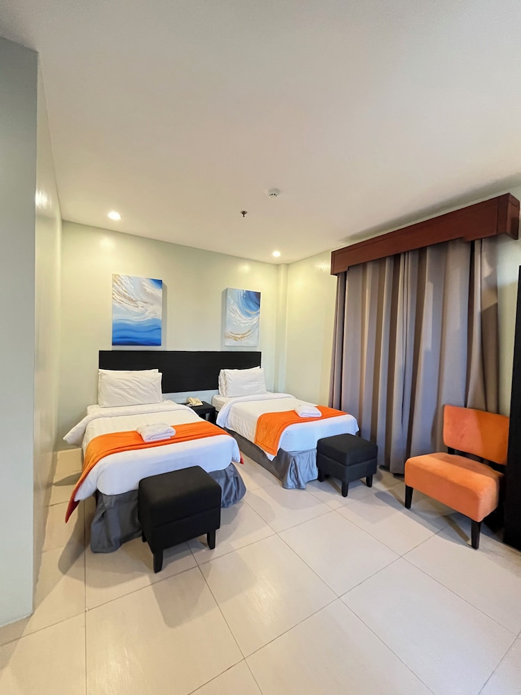 Holiday Suites Hotel Amp Resort 20/50