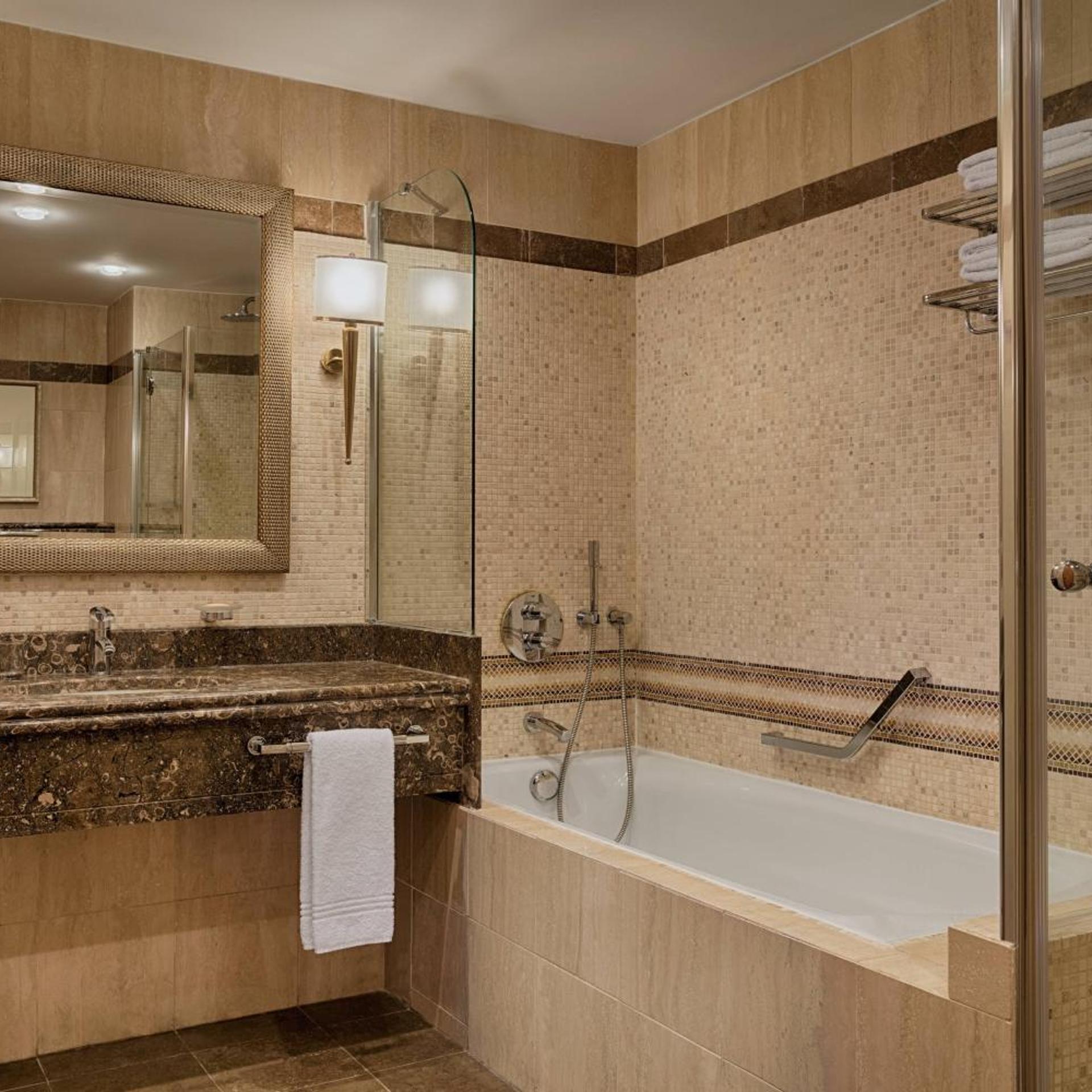 Diplomat, Suite, King Bed, Club Lounge Access
