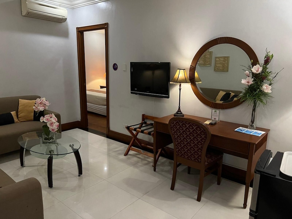 Townhouse OAK Makati Manila Near PNR Pasay Evangelista formerly VIP Suites 36/47