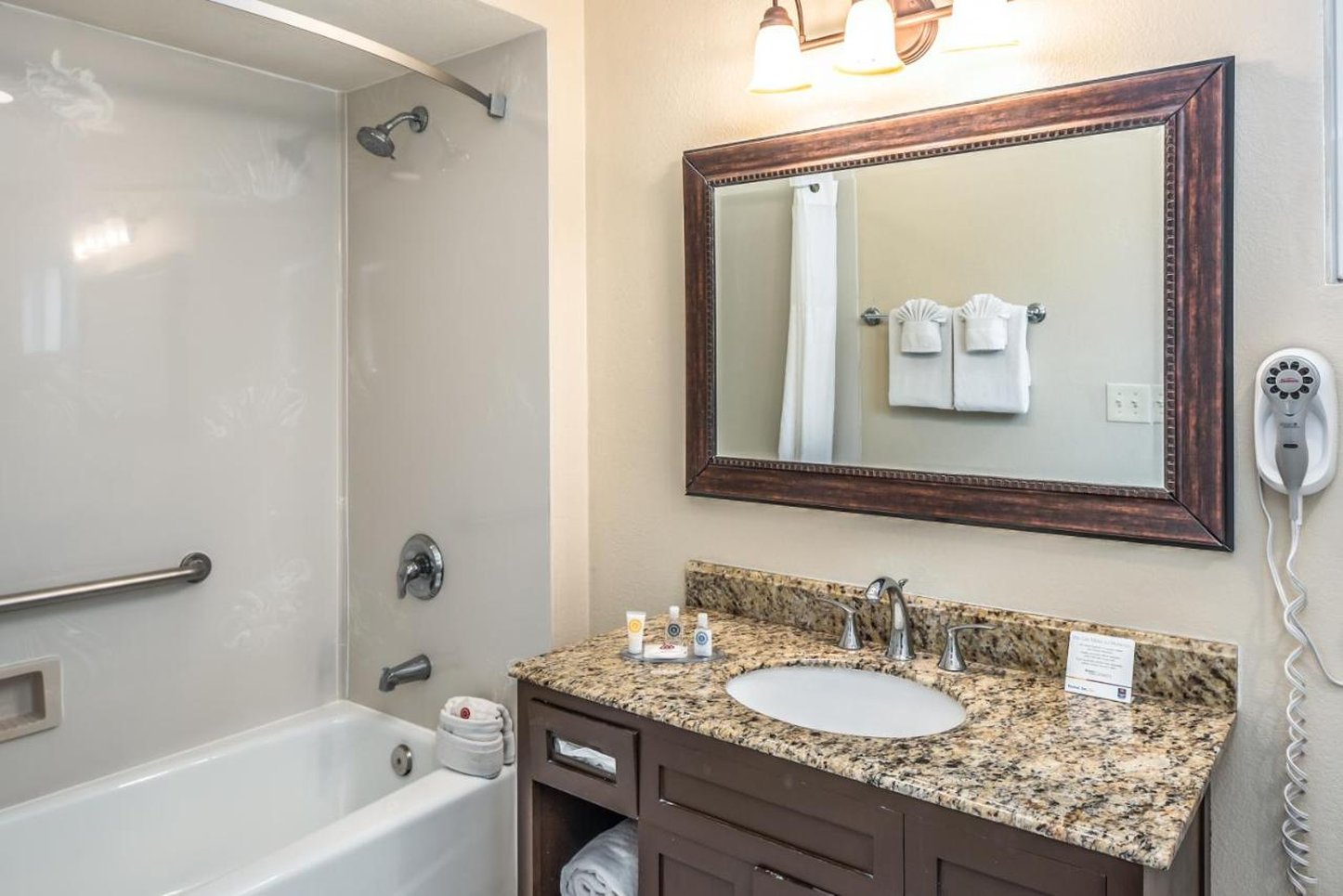 The Inn At 1252 Monterey 31/33