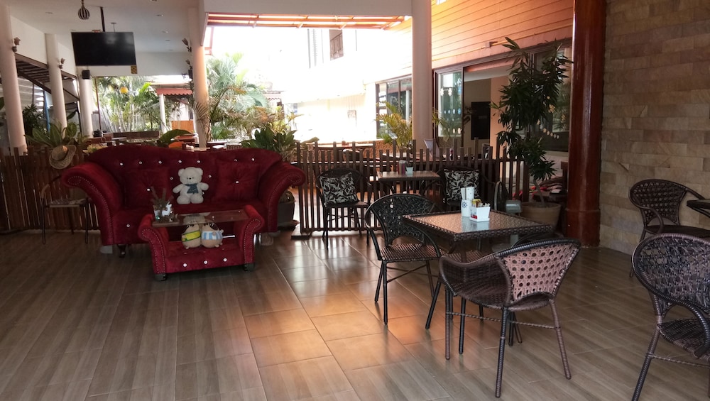 Front Beach Hotel 21/26