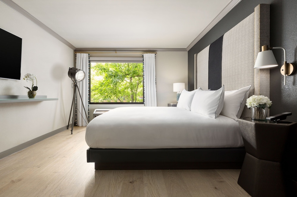 STANDARD, KING BED, CORNER