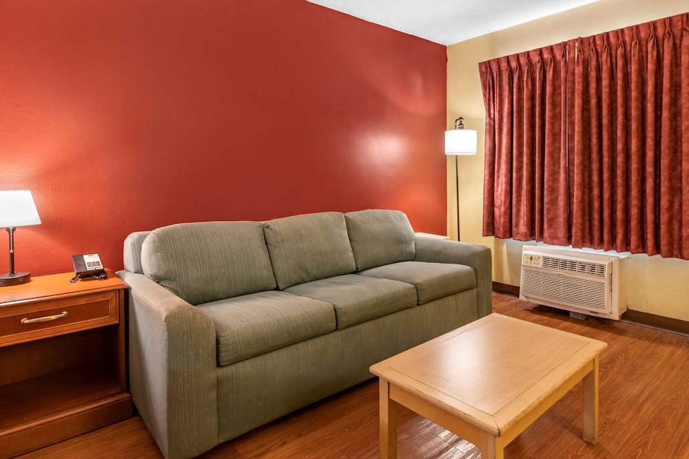 Econo Lodge Inn Suites Maingate Central 18/33