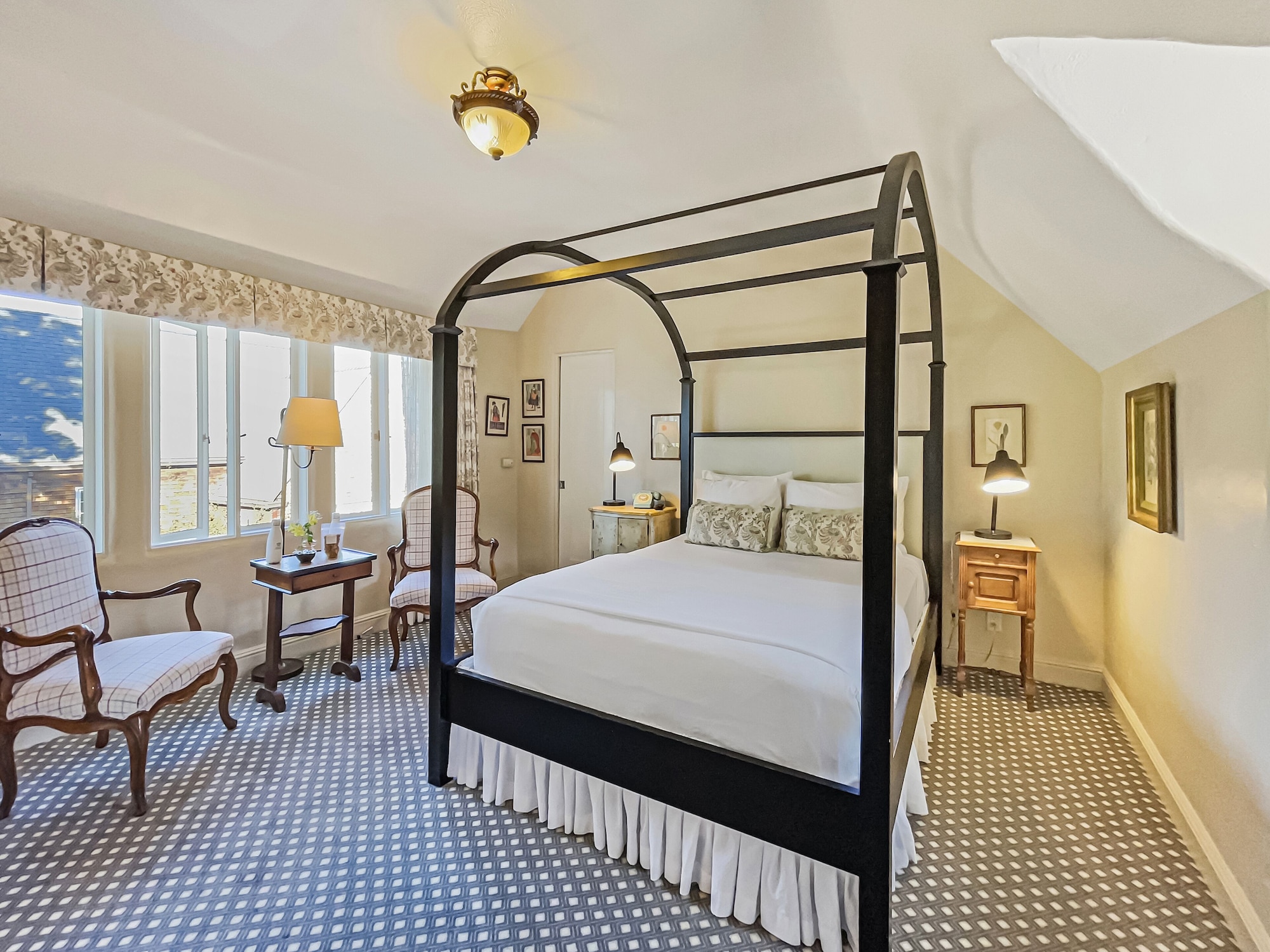 STANDARD, QUEEN BED, COURTYARD AREA