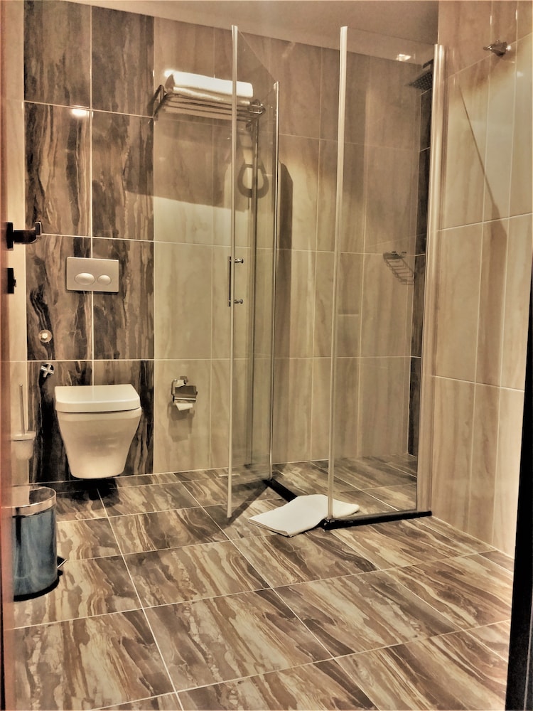 Grand Vaves Hotel 24/58