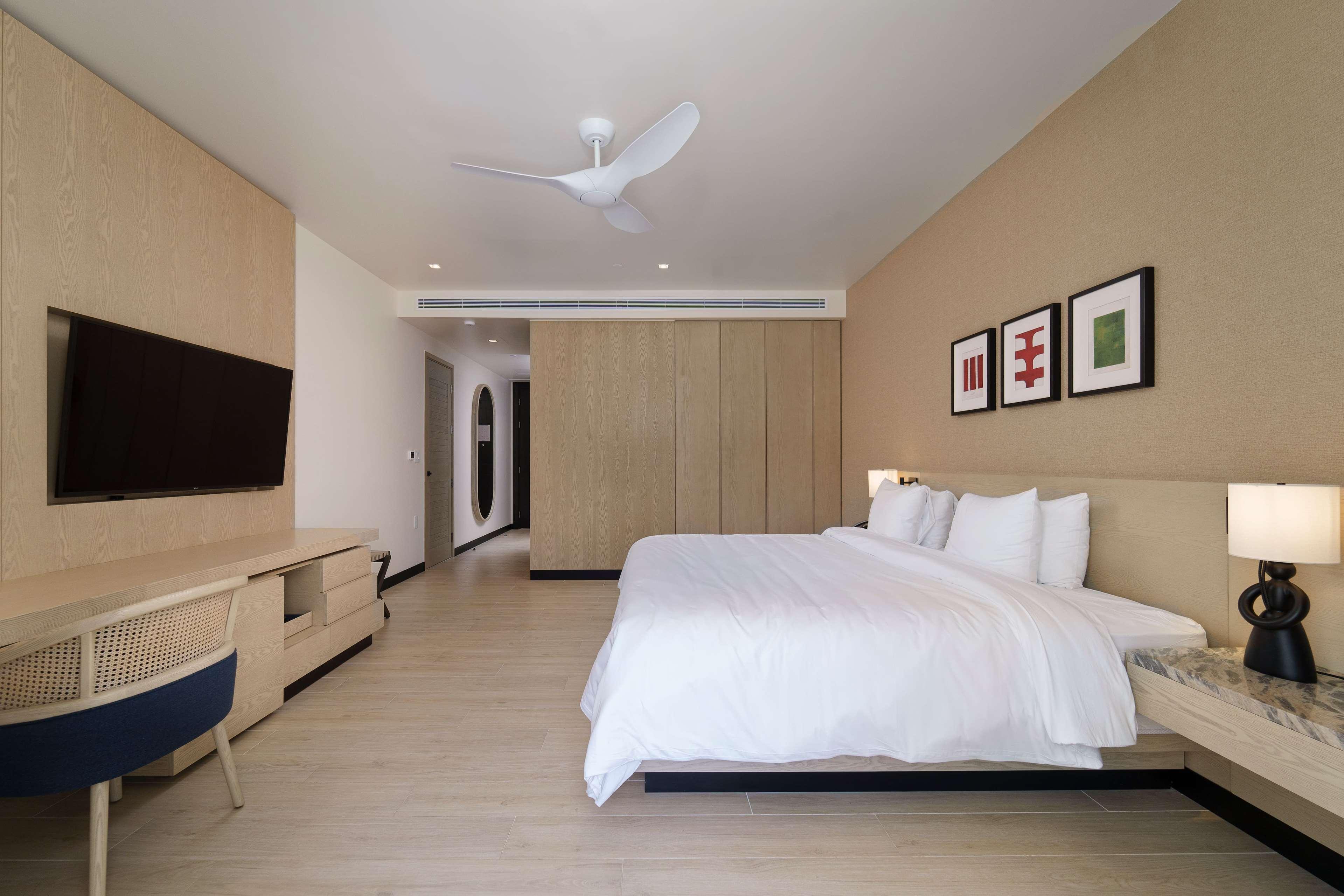 Deluxe, King Bed, Resort View, Accessible