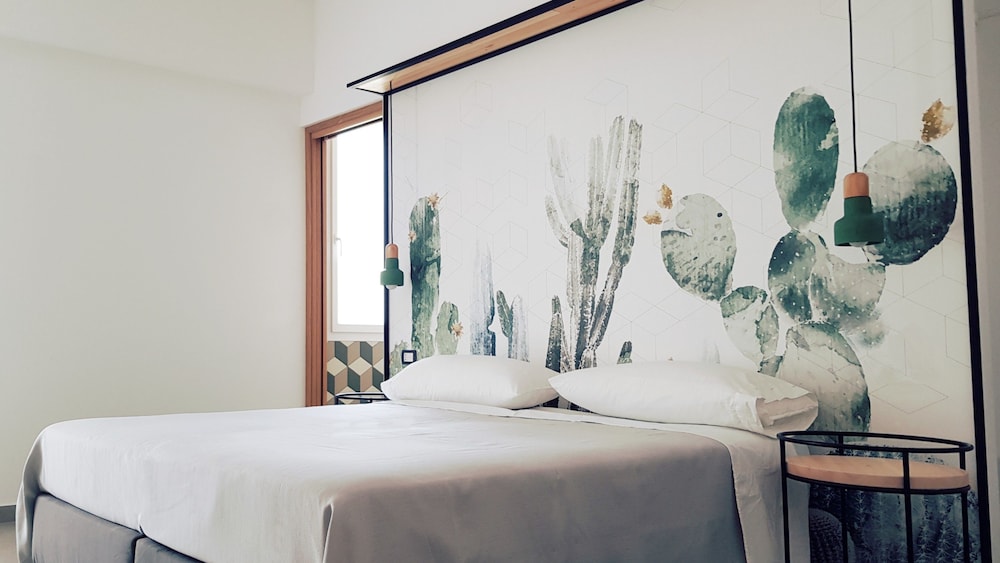 ROOM, TRIPLE, MULTIPLE BEDS