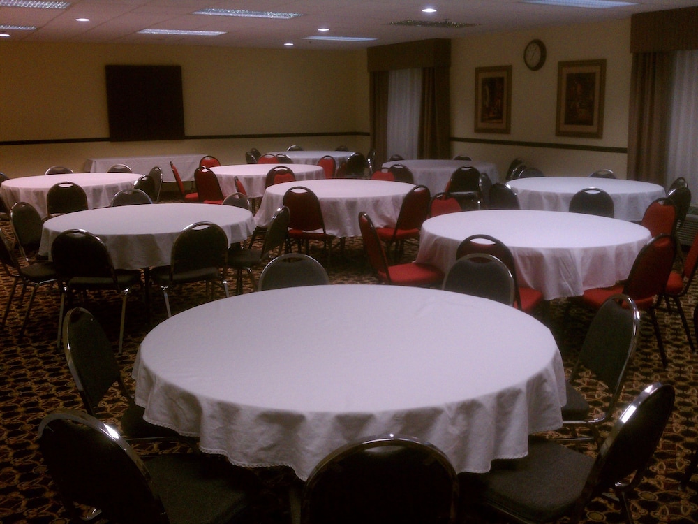 Best Western Plus Kansas City Airport-Kci East 37/43