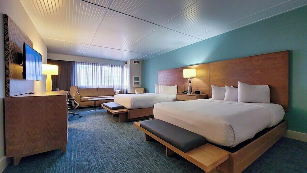 DELUXE, 2 QUEEN BEDS