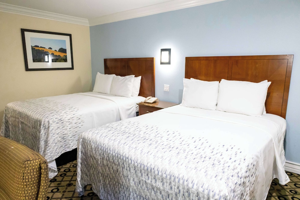 Days Inn by Wyndham College Park Atlanta Airport South 25/59
