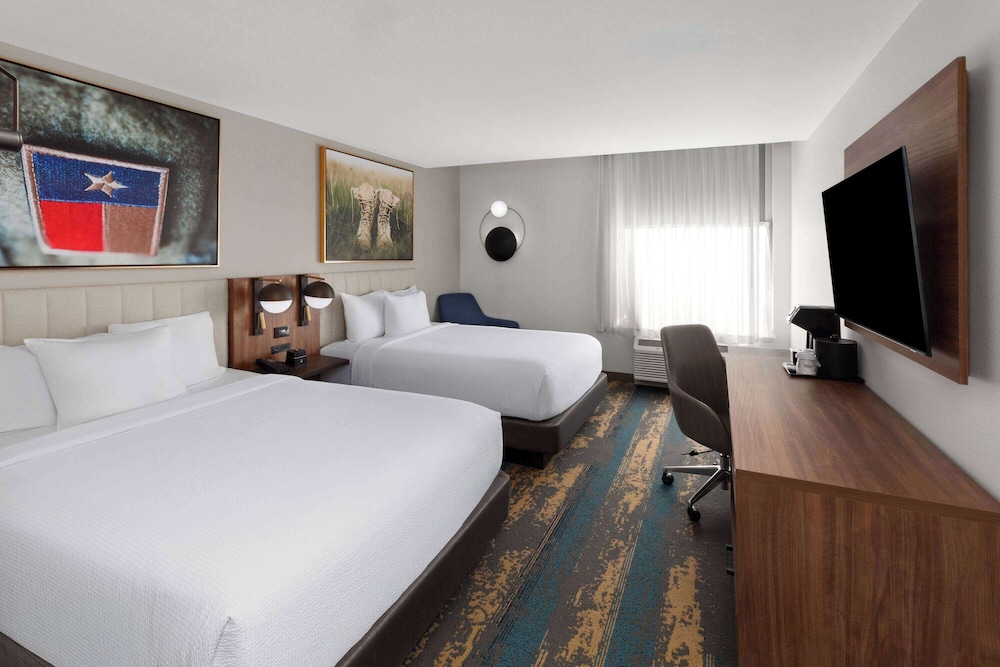 La Quinta Inn & Suites by Wyndham San Antonio at the RIM 12/43