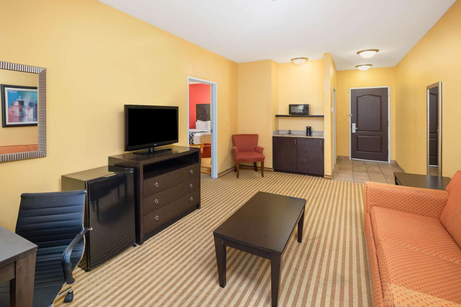 La Quinta Inn and Suites by Wyndham Atlanta Union City 22/33