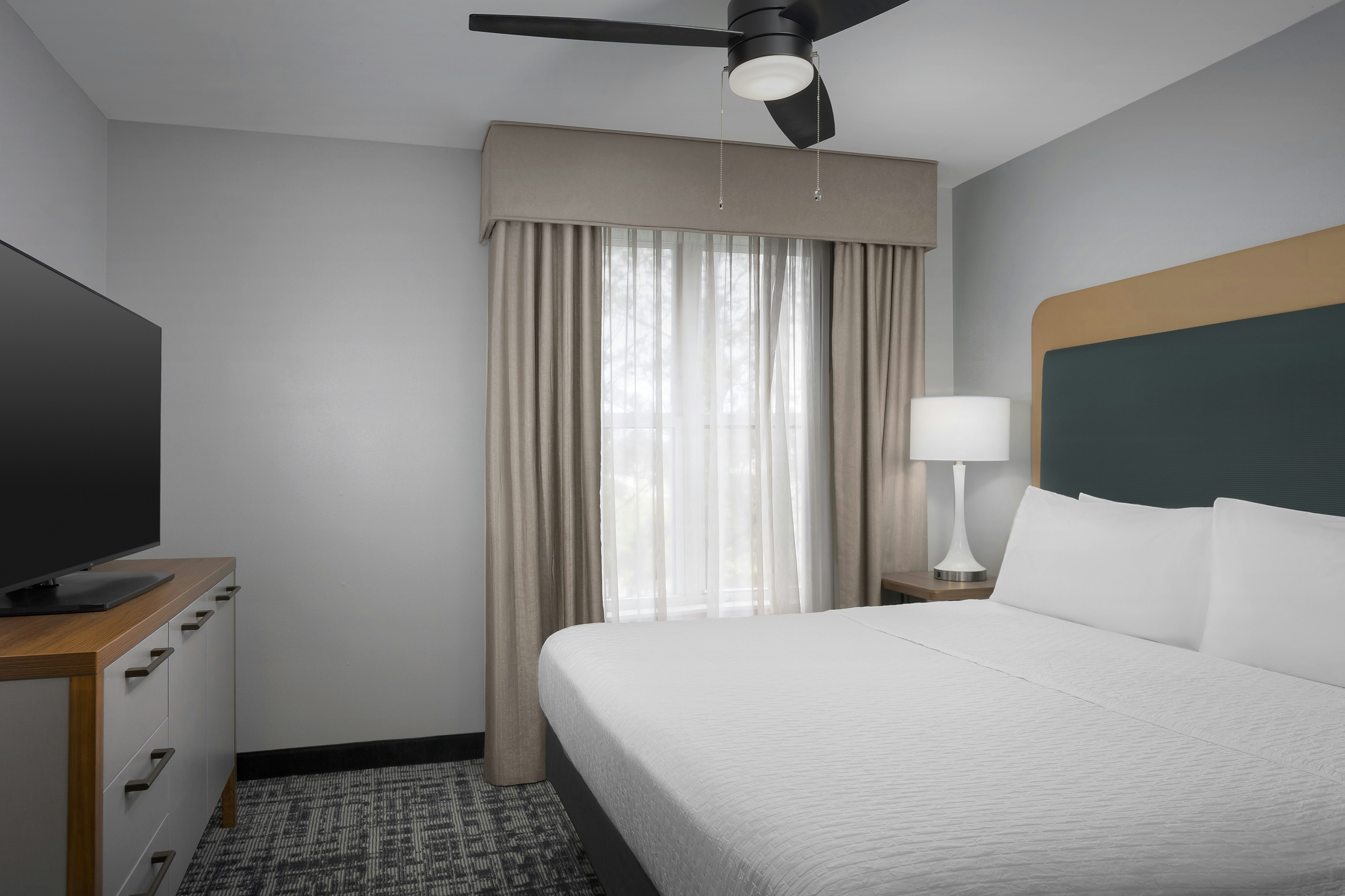 SUITE, KING BED, ACCESSIBLE