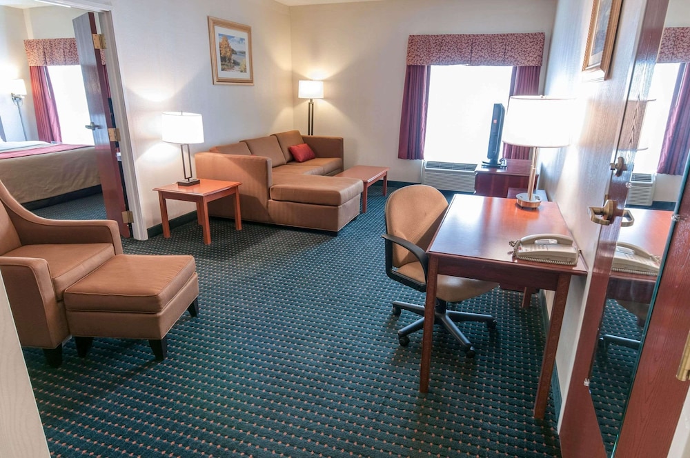 Comfort Inn & Suites Mount Pocono 32/50