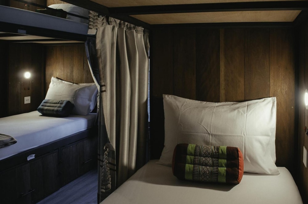 Whereder Poshtel 23/50