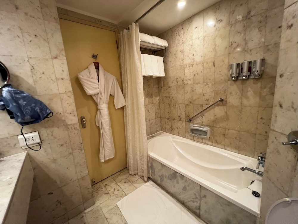 Welcomhotel by ITC Hotels, Alkapuri, Vadodara 54/57