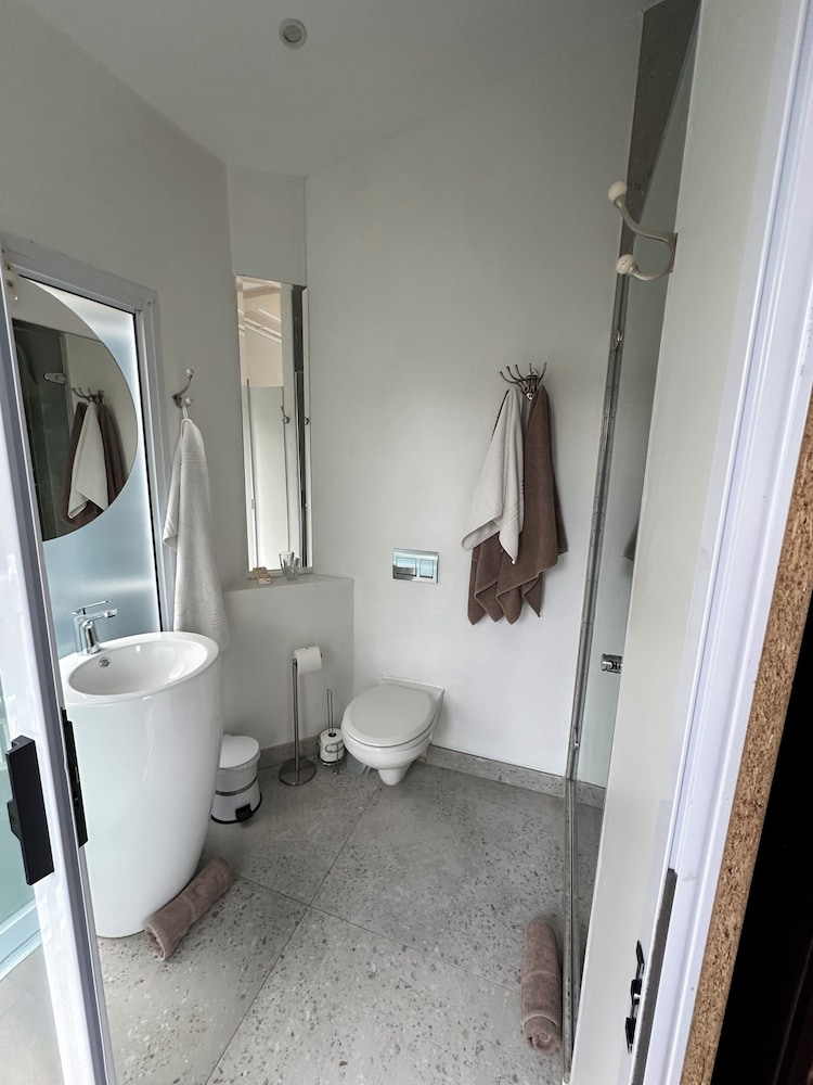 Ashby Manor Guest House 47/50