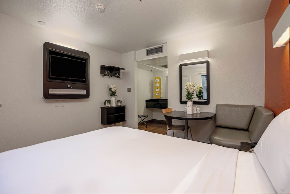 Motel6 Carlsbad, CA Beach 22/50