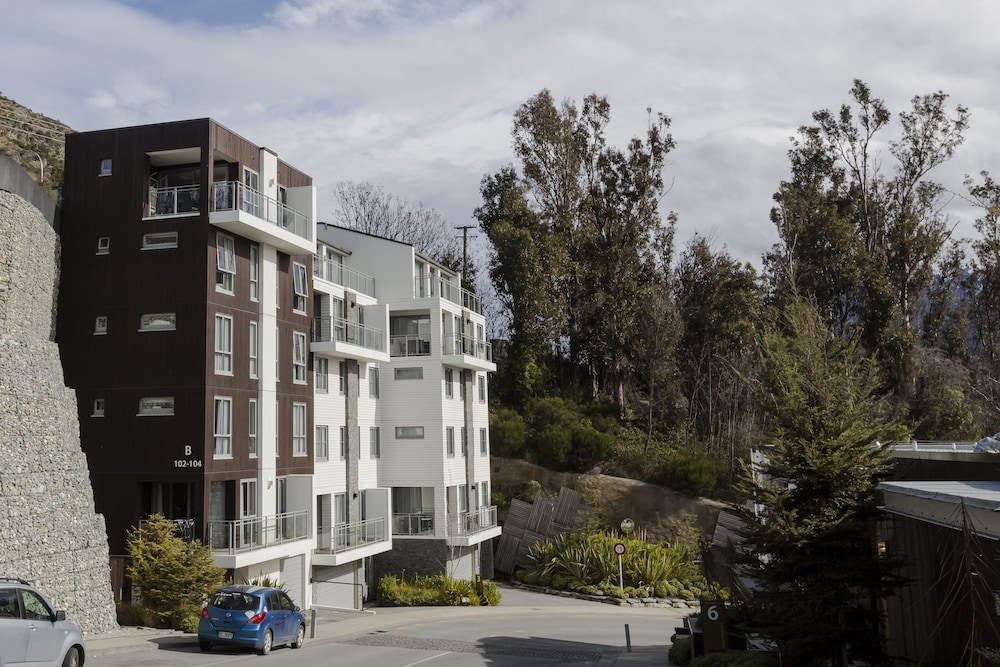 QUEENSTOWN VILLAGE APARTMENTS 8/54