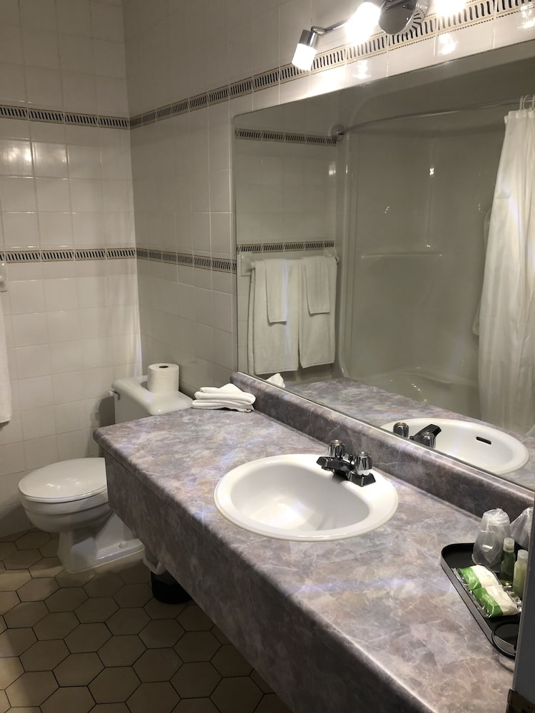 Travelodge by Wyndham Rigaud 11/20