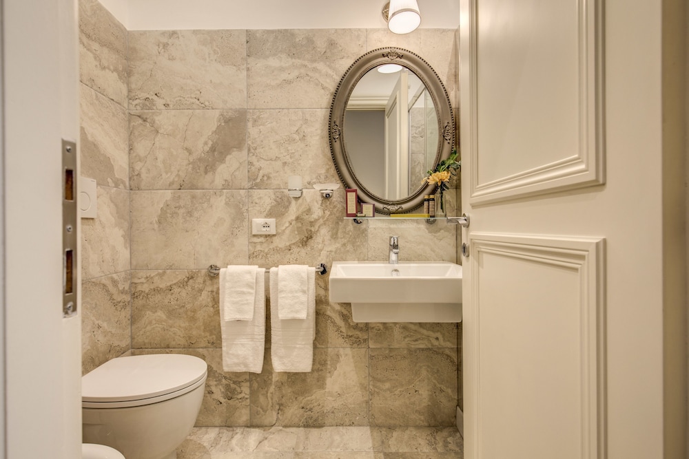 Charme Spagna Boutique Hotel 65/77