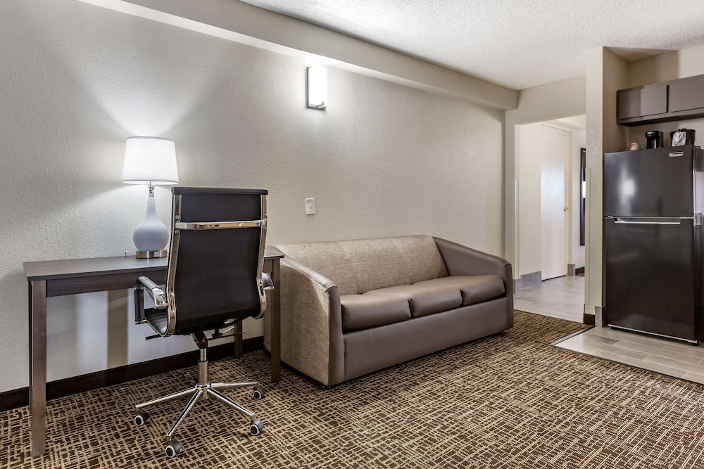 Quality Inn & Suites Spring Lake - Fayetteville near Fort Bragg 24/41