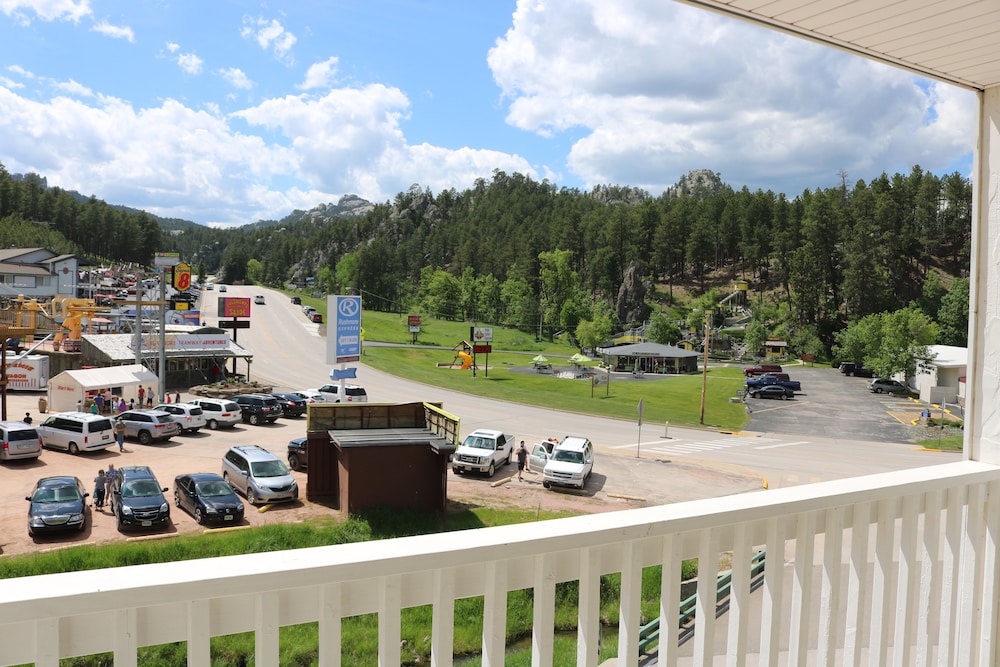 Roosevelt Inn Mount Rushmore 67/71