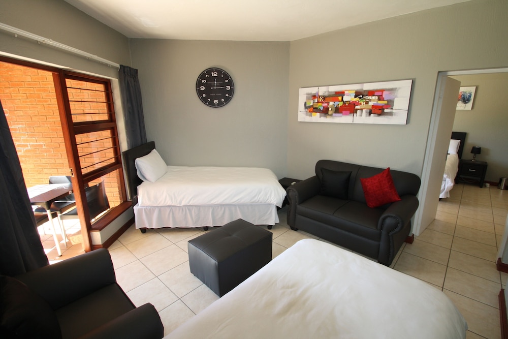 JoziStay Savannah Lodge Apartments - Honeydew 8/25