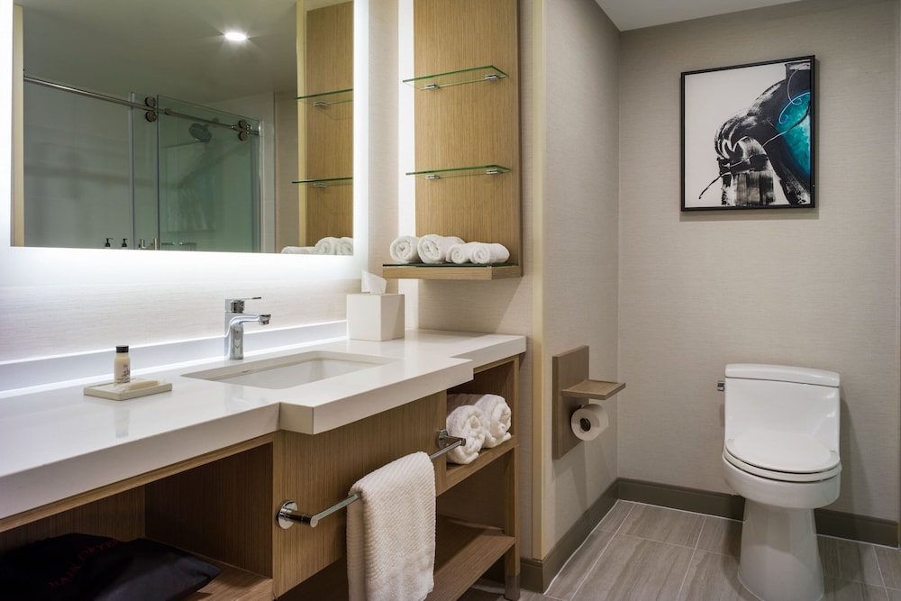 غرفة كلوب بسريرين كوين بشرفة، Delta Hotels by Marriott Ontario Airport 2/2