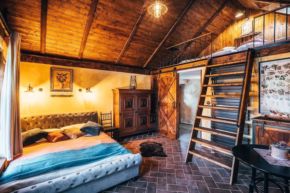 ROOM, QUADRUPLE