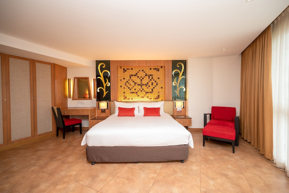 DELUXE, SUITE, KING BED, POOL VIEW, SOFA