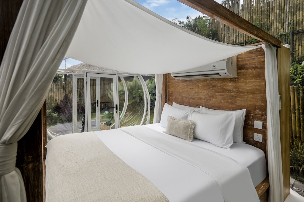ROMANTIC, TENT