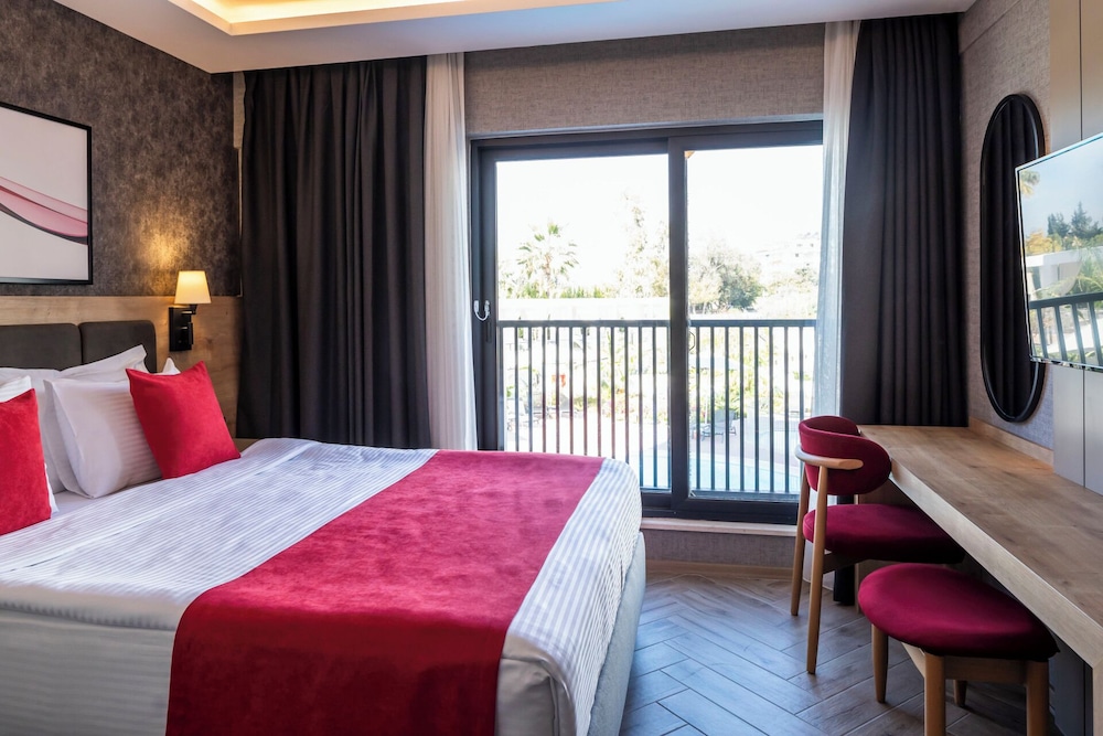 STANDARD, SINGLE BED, POOL VIEW