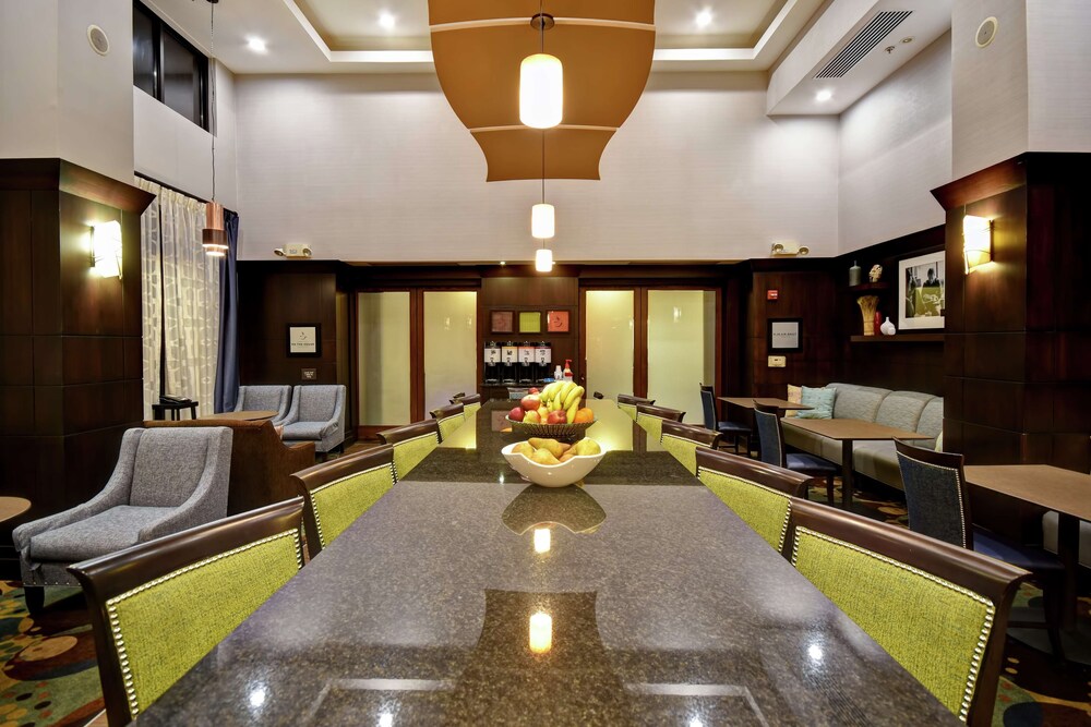 Hampton Inn Suites Detroit Canton 58/89