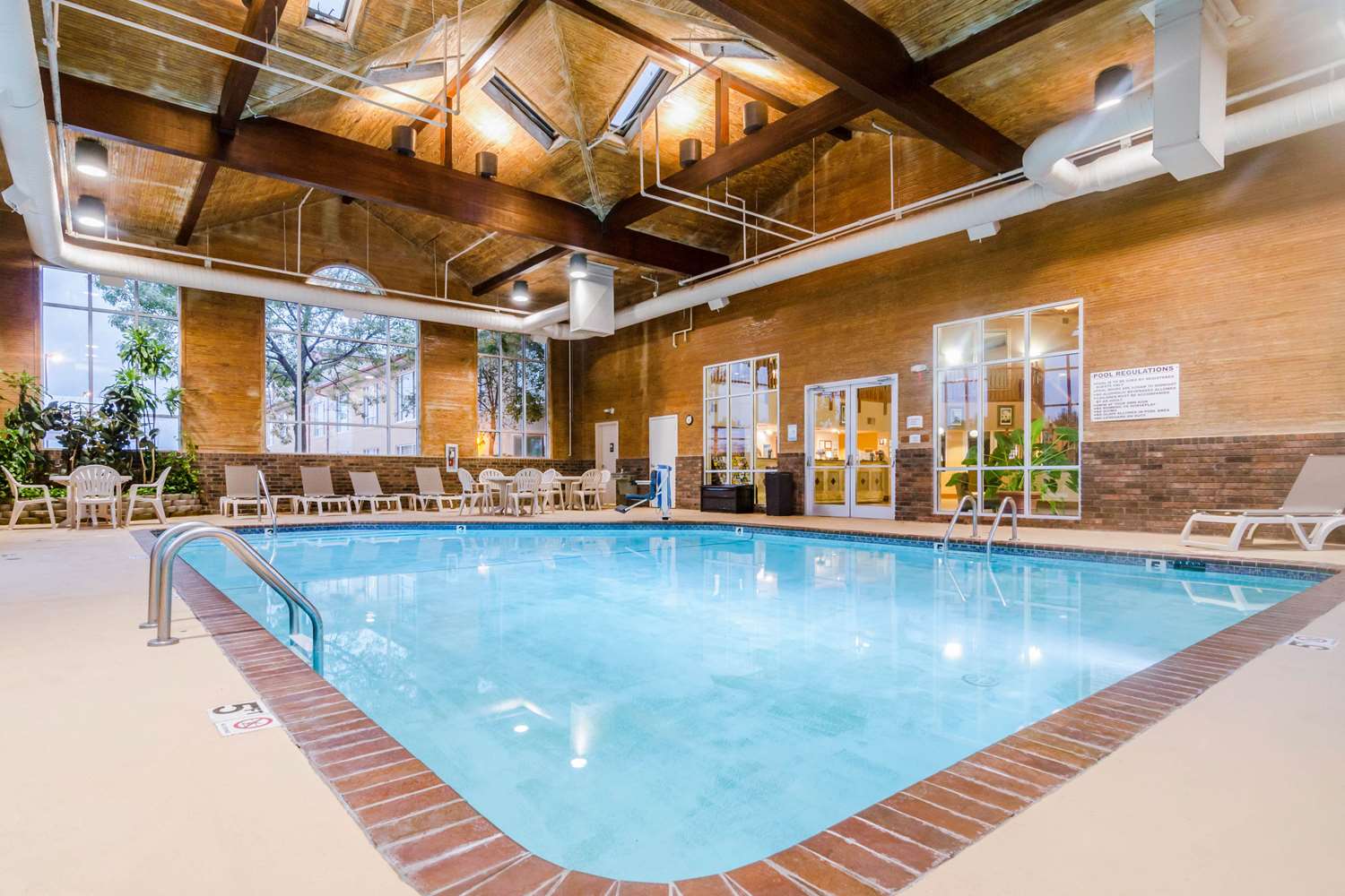Quality Inn & Suites Carthage near Precious Moments Chapel 28/33