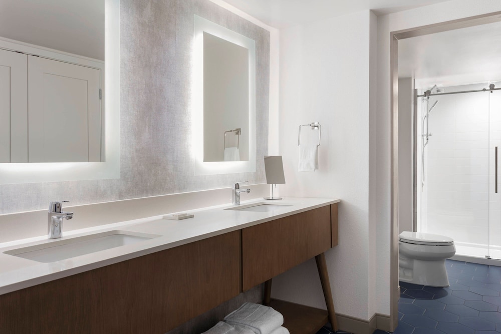 Delta Suites by Marriott Virginia Beach Waterfront 12/46