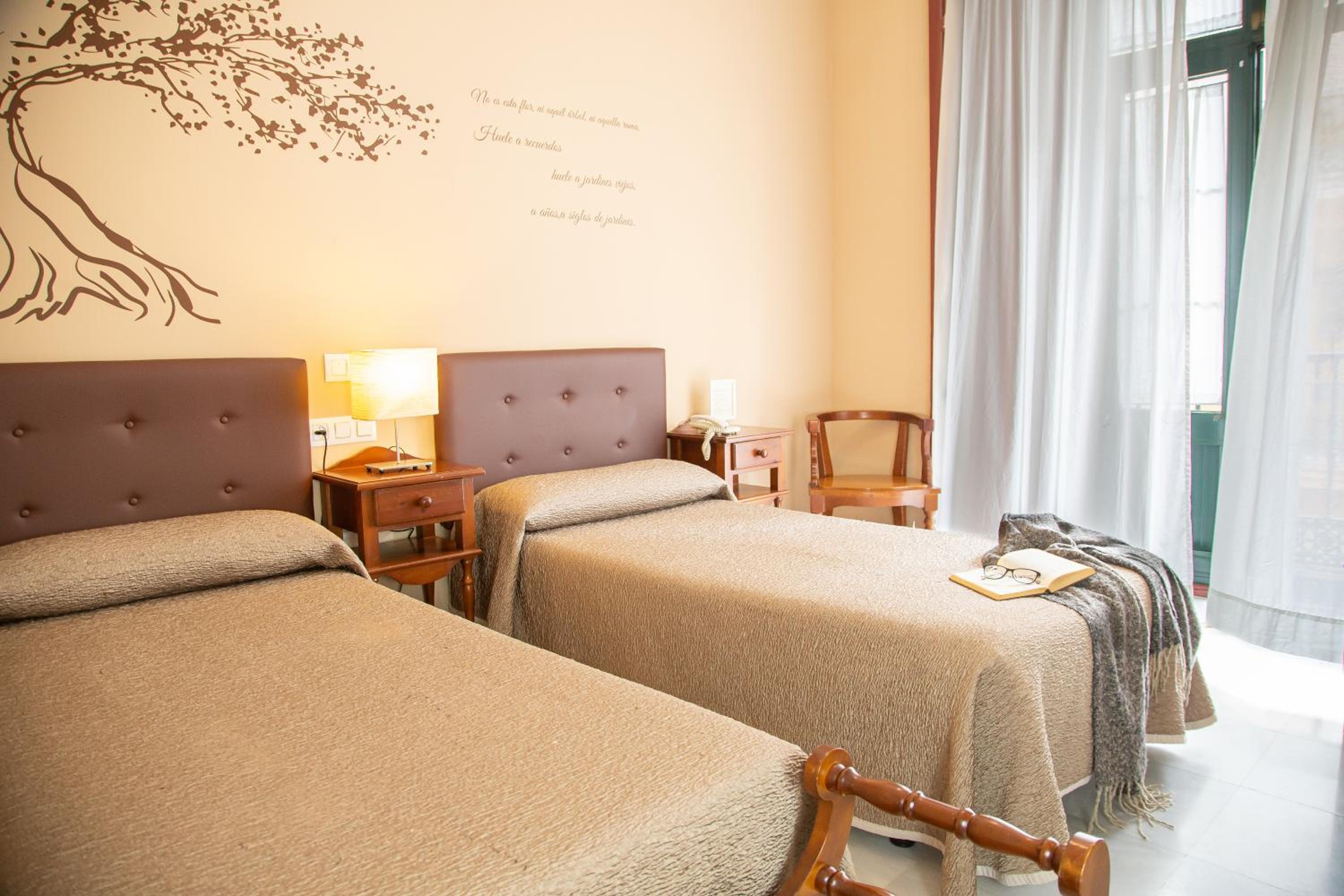 ROOM, TWIN BEDS