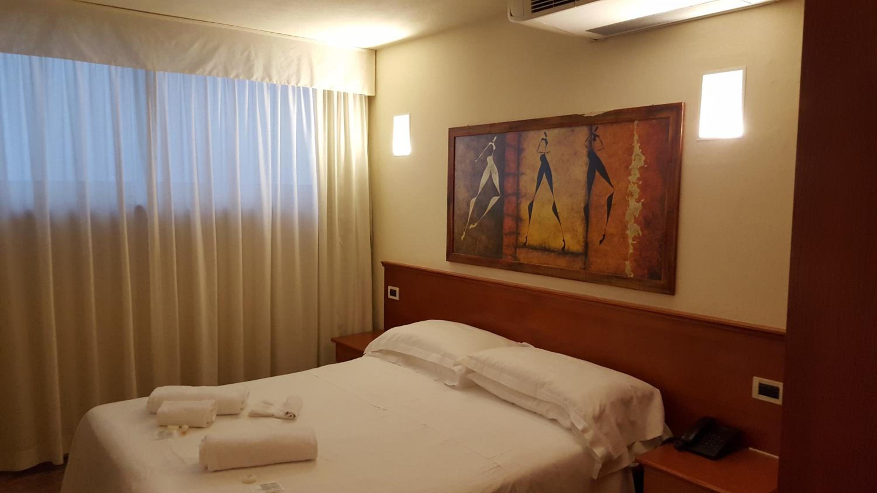 Economy, Queen Bed, No Balcony