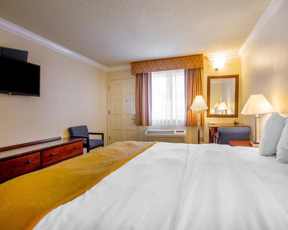 Arbor Inn Monterey 23/33