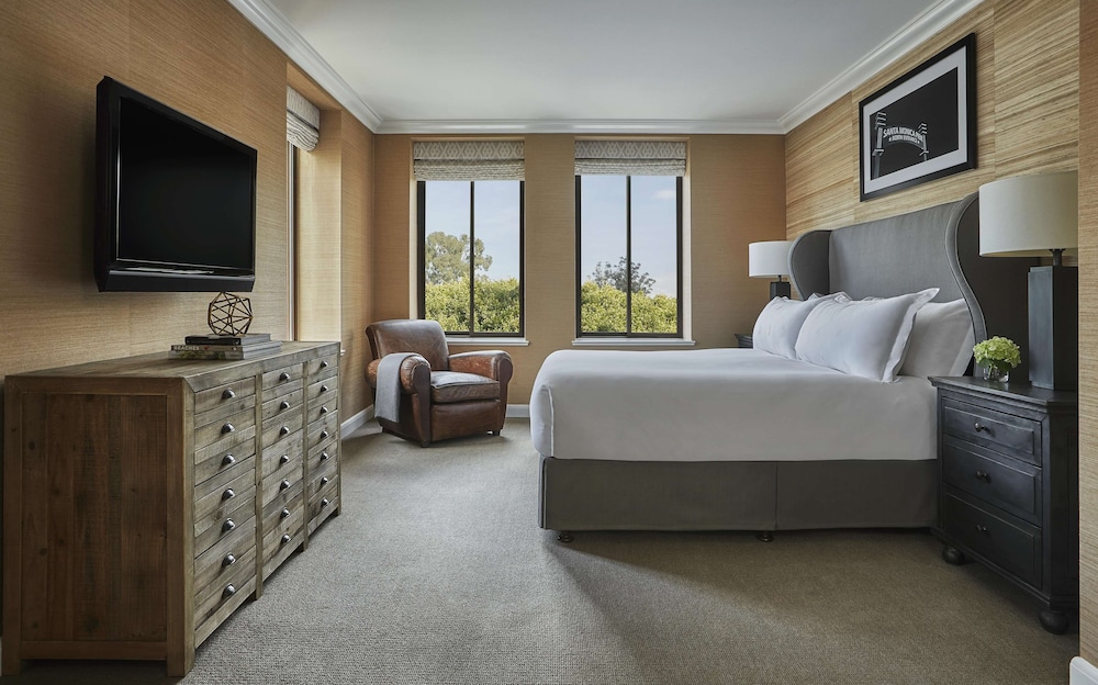 PALISADE, SUITE, KING BED, SOFA
